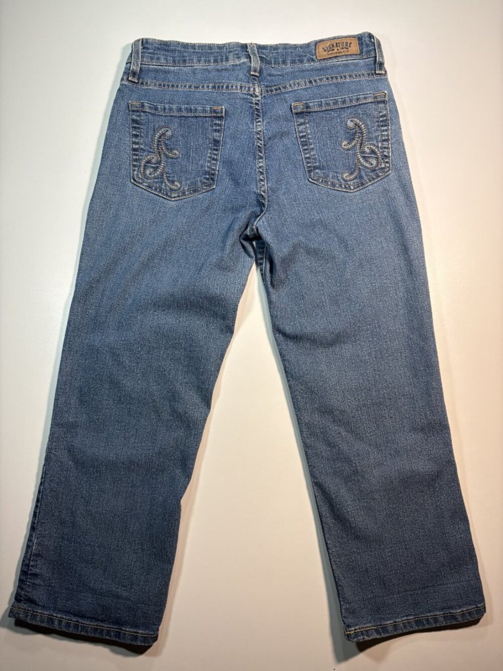 Signature Levi Strauss Capri Jeans Women’s Size 4 Medium Wash Stretch Denim